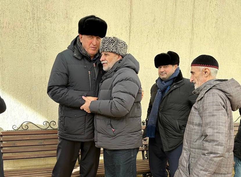 Абдулмуслим Абдулмуслимов навестил семью Героя России Нурмагомеда Гаджимагомедова