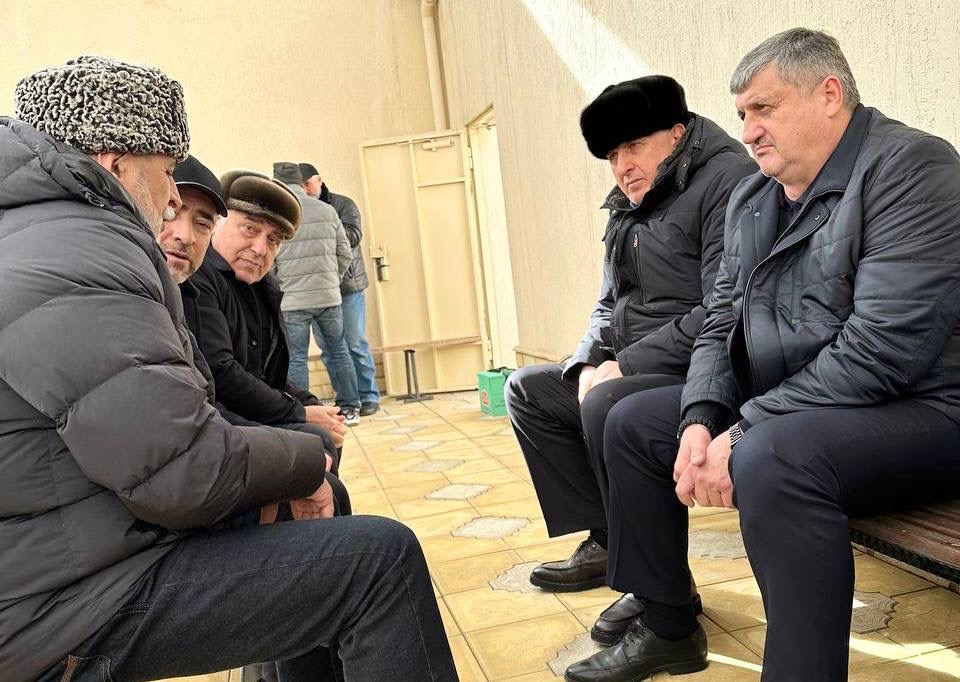 Абдулмуслим Абдулмуслимов навестил семью Героя России Нурмагомеда Гаджимагомедова