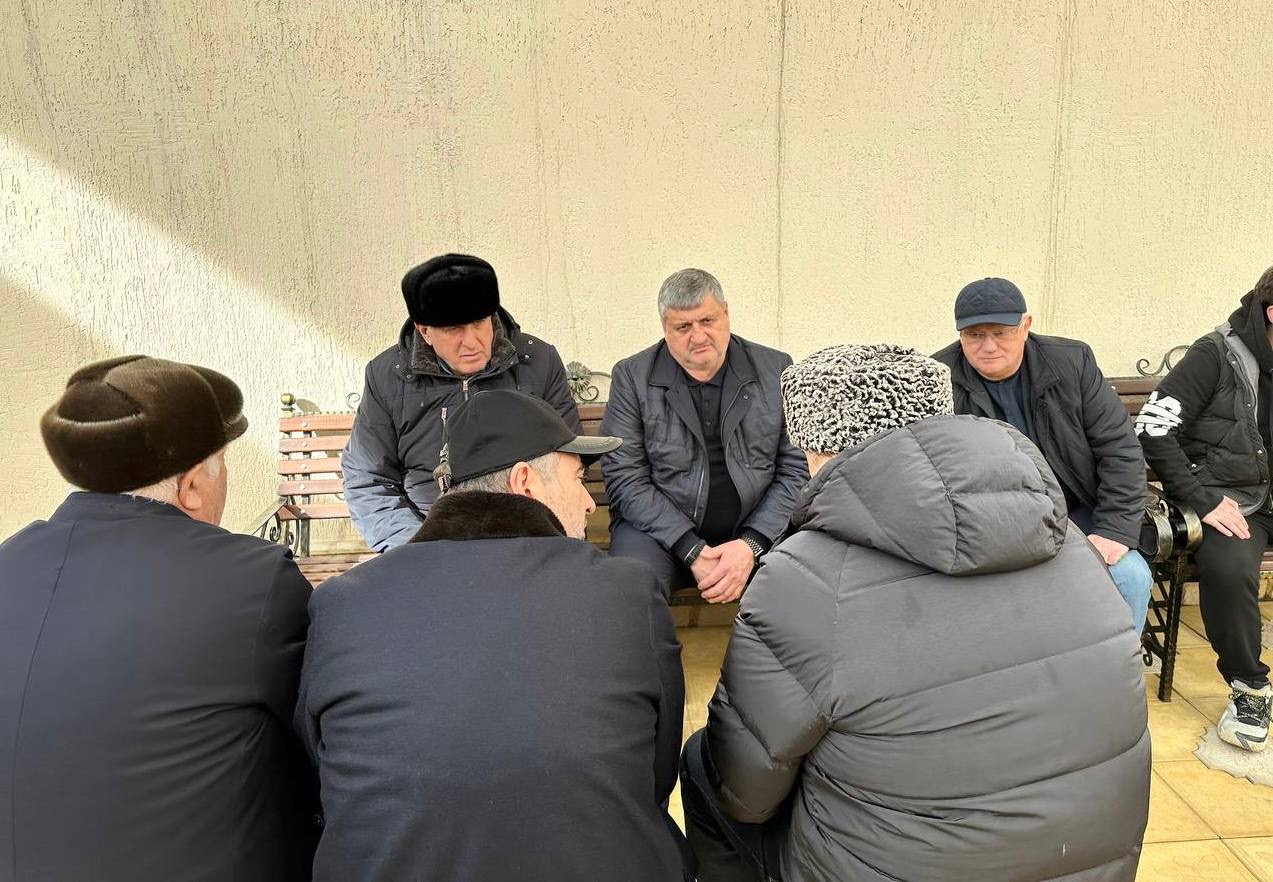 Абдулмуслим Абдулмуслимов навестил семью Героя России Нурмагомеда Гаджимагомедова