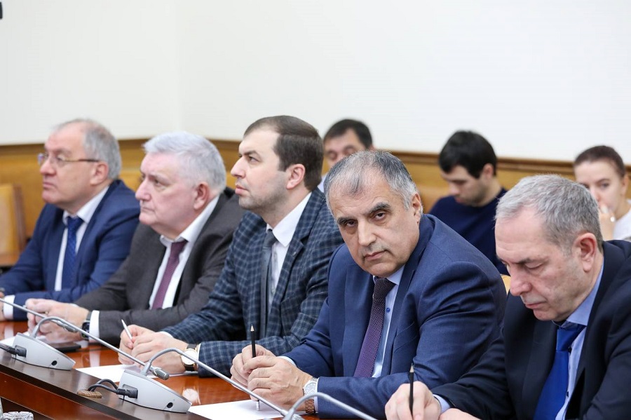 Абдулмуслим Абдулмуслимов поручил разработать госпрограмму развития родных языков Дагестана