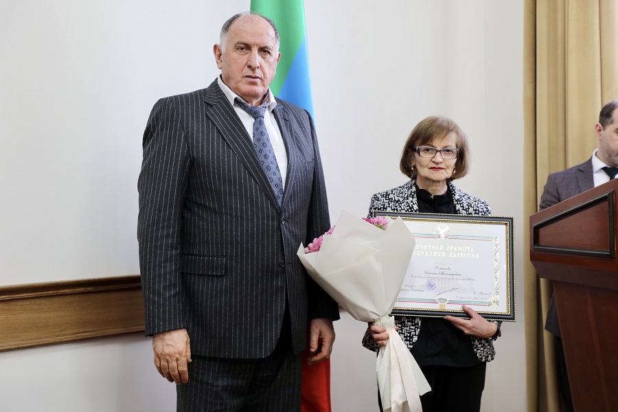 Абдулмуслим Абдулмуслимов в канун 8 марта вручил госнаграды сотрудницам Администрации Главы и Правительства РД