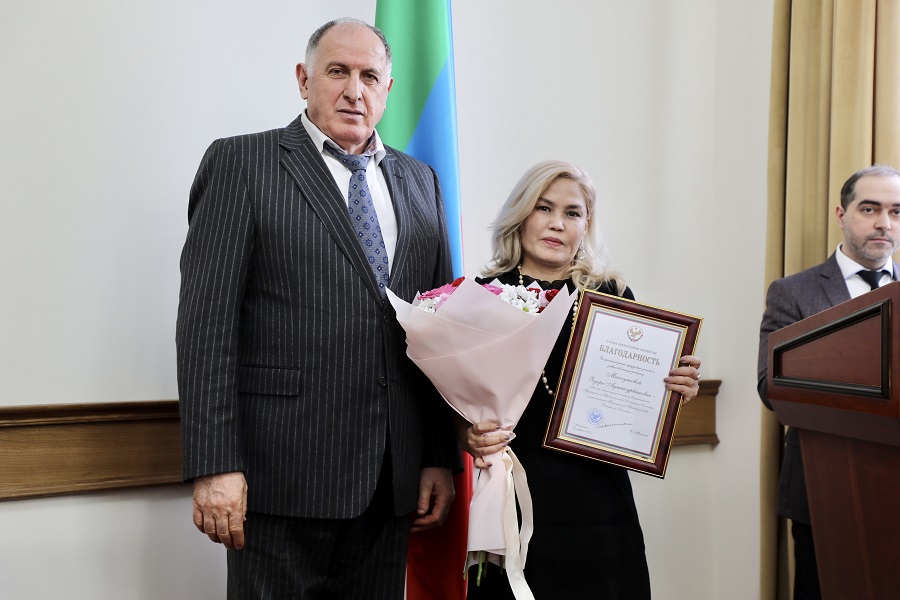 Абдулмуслим Абдулмуслимов в канун 8 марта вручил госнаграды сотрудницам Администрации Главы и Правительства РД
