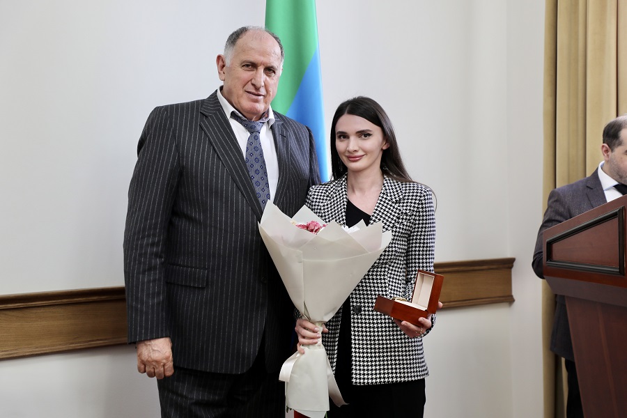 Абдулмуслим Абдулмуслимов в канун 8 марта вручил госнаграды сотрудницам Администрации Главы и Правительства РД