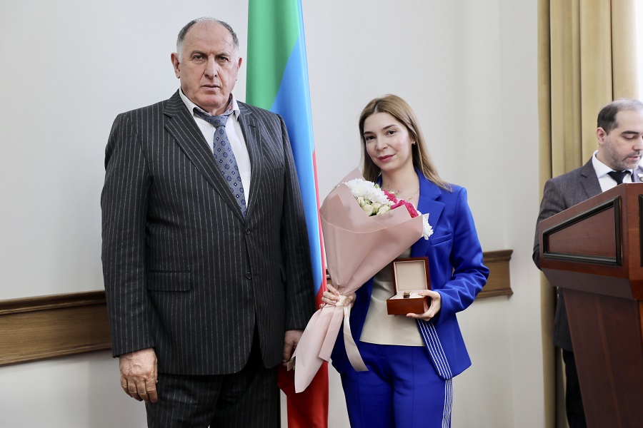 Абдулмуслим Абдулмуслимов в канун 8 марта вручил госнаграды сотрудницам Администрации Главы и Правительства РД