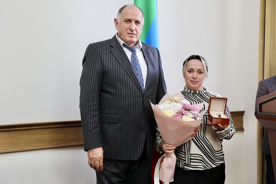 Абдулмуслим Абдулмуслимов в канун 8 марта вручил госнаграды сотрудницам Администрации Главы и Правительства РД