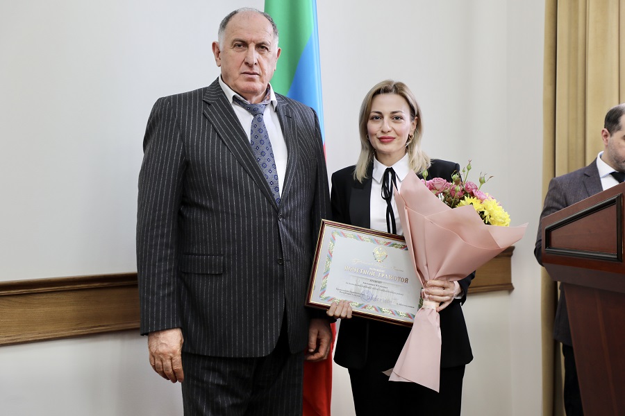 Абдулмуслим Абдулмуслимов в канун 8 марта вручил госнаграды сотрудницам Администрации Главы и Правительства РД