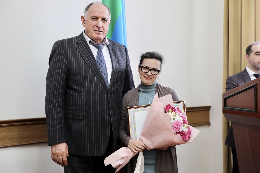 Абдулмуслим Абдулмуслимов в канун 8 марта вручил госнаграды сотрудницам Администрации Главы и Правительства РД