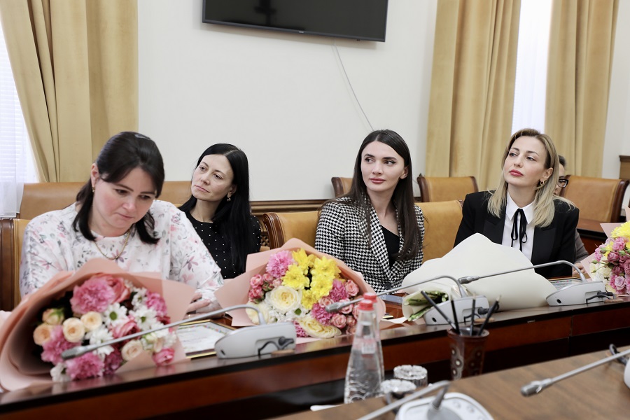 Абдулмуслим Абдулмуслимов в канун 8 марта вручил госнаграды сотрудницам Администрации Главы и Правительства РД