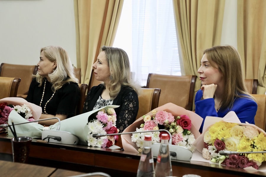 Абдулмуслим Абдулмуслимов в канун 8 марта вручил госнаграды сотрудницам Администрации Главы и Правительства РД