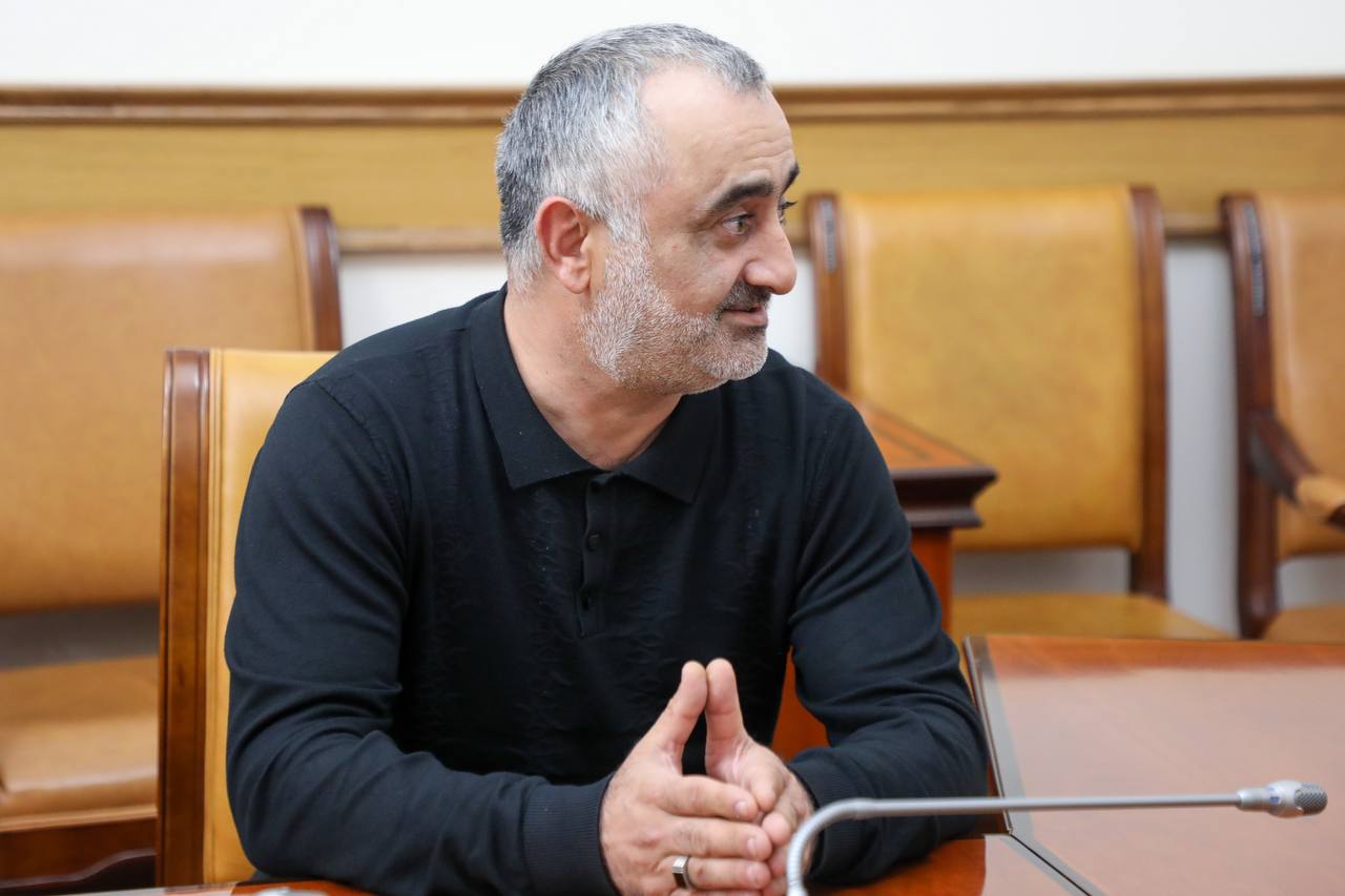 Абдулмуслим Абдулмуслимов рассмотрел обращения дагестанцев