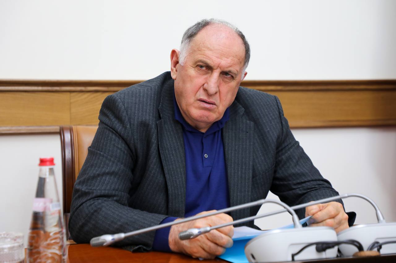 Абдулмуслим Абдулмуслимов рассмотрел обращения дагестанцев