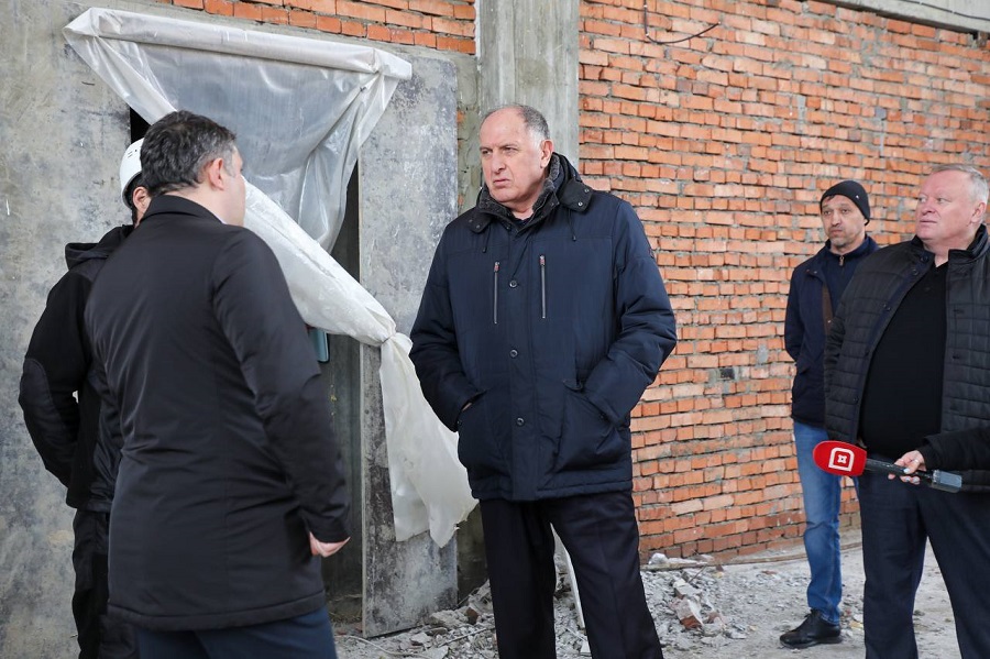 Абдулмуслим Абдулмуслимов проинспектировал ход строительства школы в Каспийске