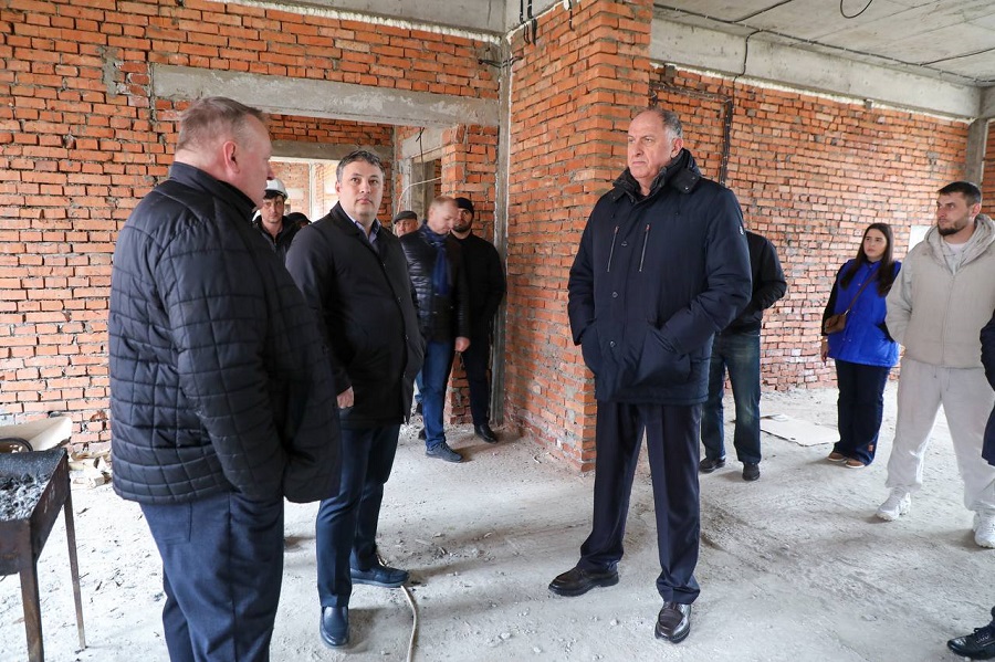 Абдулмуслим Абдулмуслимов проинспектировал ход строительства школы в Каспийске