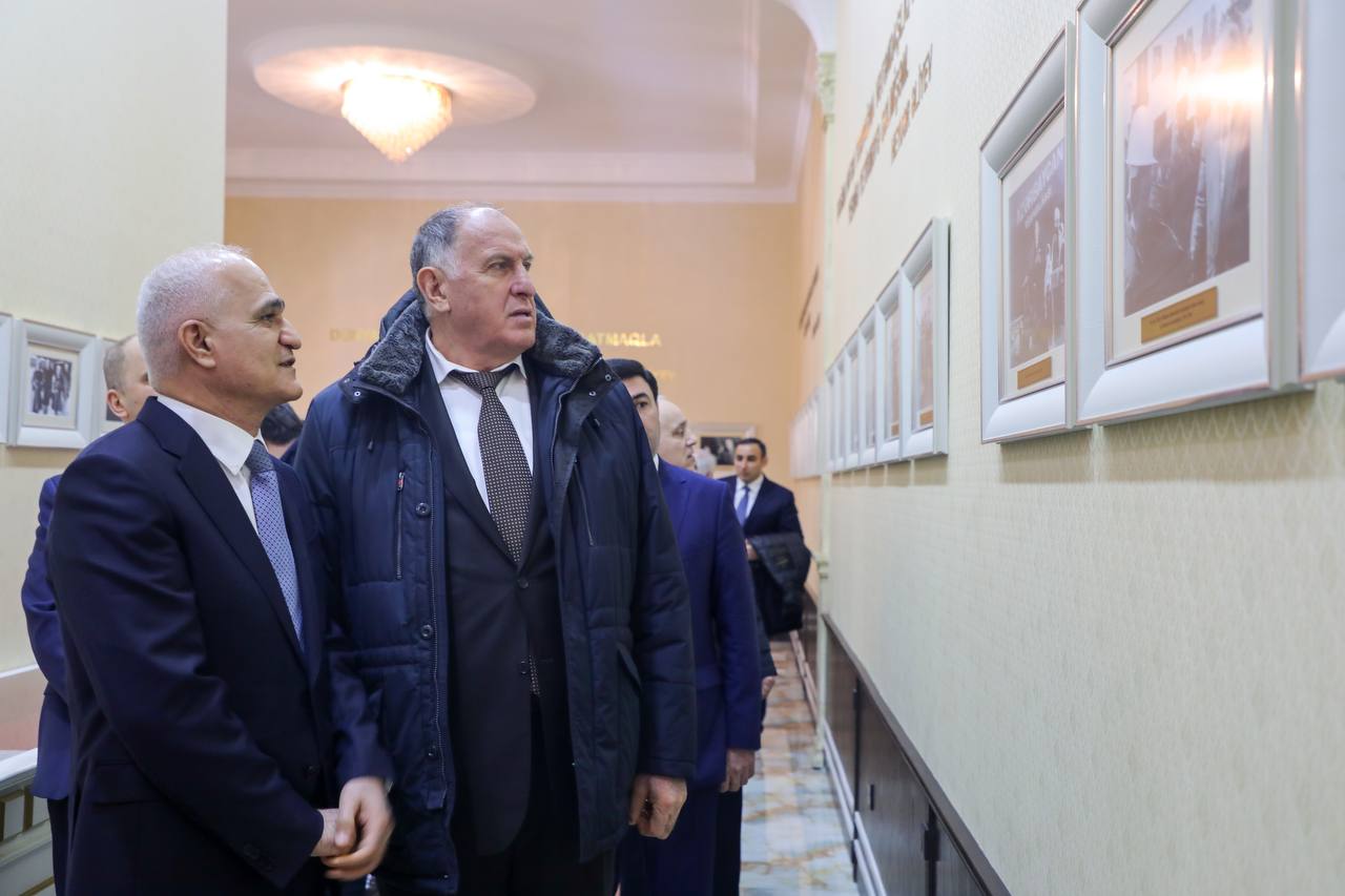 Абдулмуслим Абдулмуслимов возложил цветы к памятнику Гейдара Алиева в Хачмазе