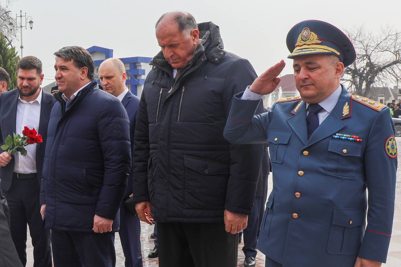 Абдулмуслим Абдулмуслимов возложил цветы к памятнику Гейдара Алиева в Хачмазе
