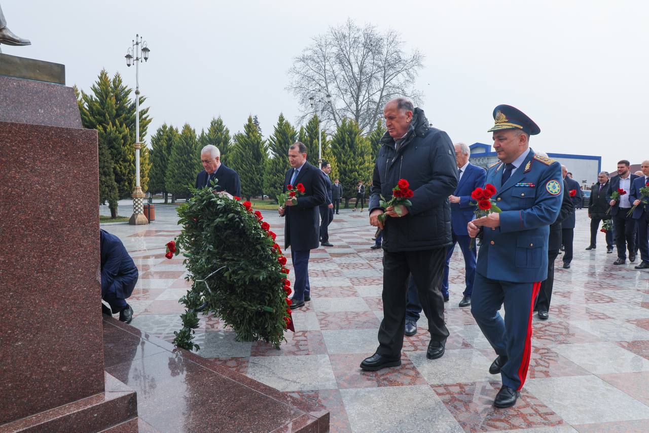 Абдулмуслим Абдулмуслимов возложил цветы к памятнику Гейдара Алиева в Хачмазе