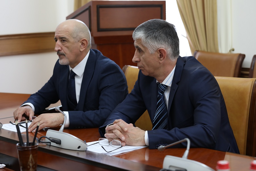 Абдулмуслим Абдулмуслимов поручил отремонтировать дороги к селу Кубачи и древней крепости Кала-Корейш