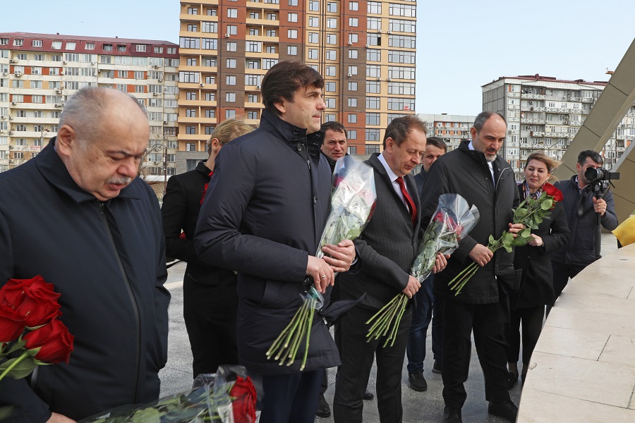 Сергей Кравцов возложил цветы к памятнику русской учительнице в Махачкале
