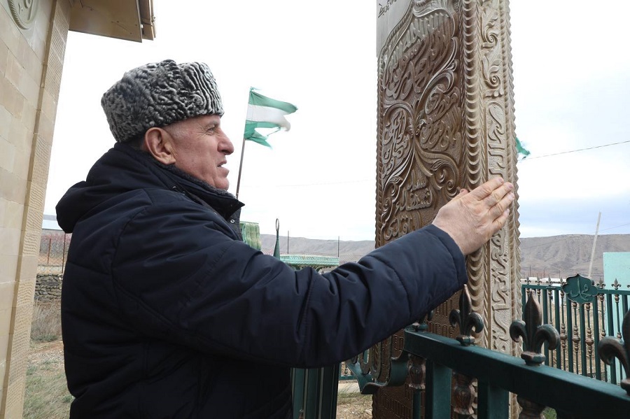 Абдулмуслим Абдулмуслимов посетил зияраты Сайфулла-кади Башларова и шейха Саида Афанди