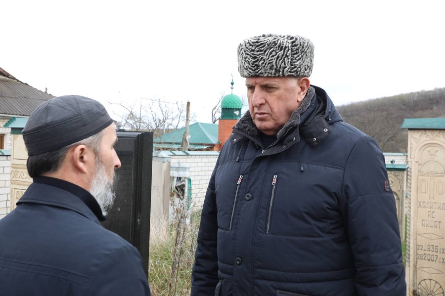 Абдулмуслим Абдулмуслимов посетил зияраты Сайфулла-кади Башларова и шейха Саида Афанди