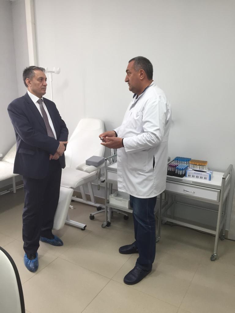 Абдурахман Махмудов ознакомился с работой клинико-диагностической лаборатории в Буйнакске