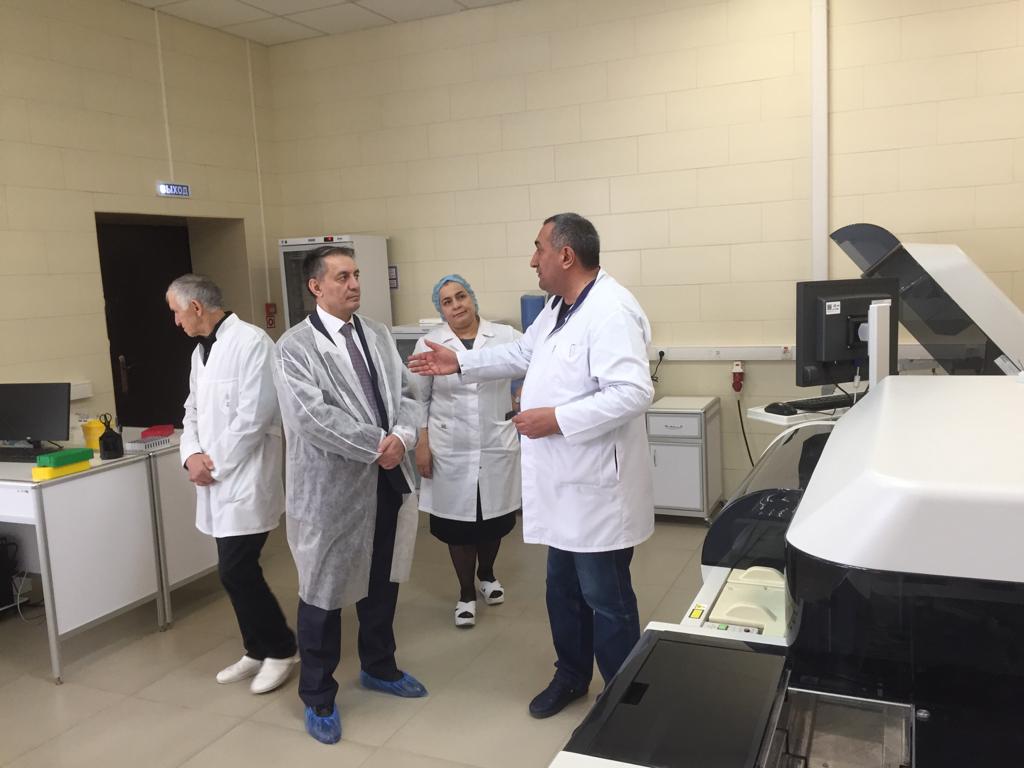 Абдурахман Махмудов ознакомился с работой клинико-диагностической лаборатории в Буйнакске