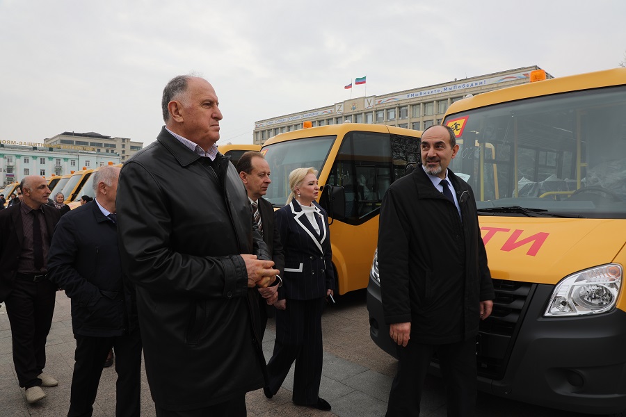 Абдулмуслим Абдулмуслимов передал ключи от 23 новых автобусов директорам школ республики