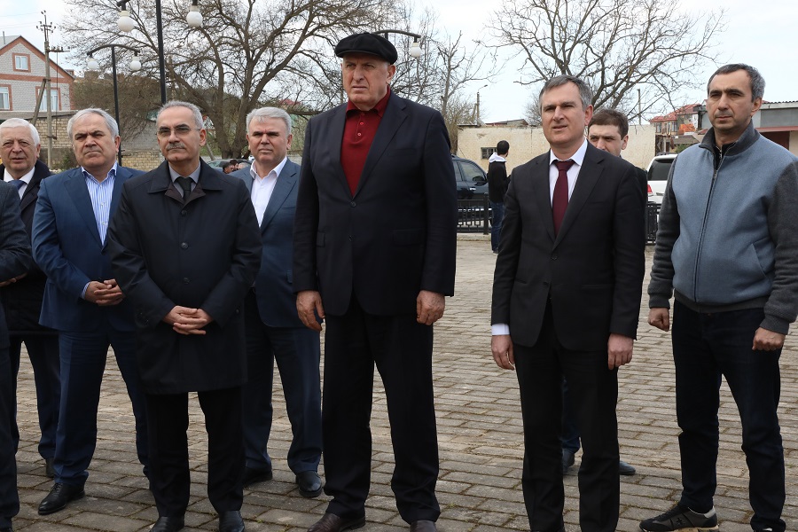 Абдулмуслим Абдулмуслимов возложил цветы к памятнику Сулеймана Стальского в селе Касумкент