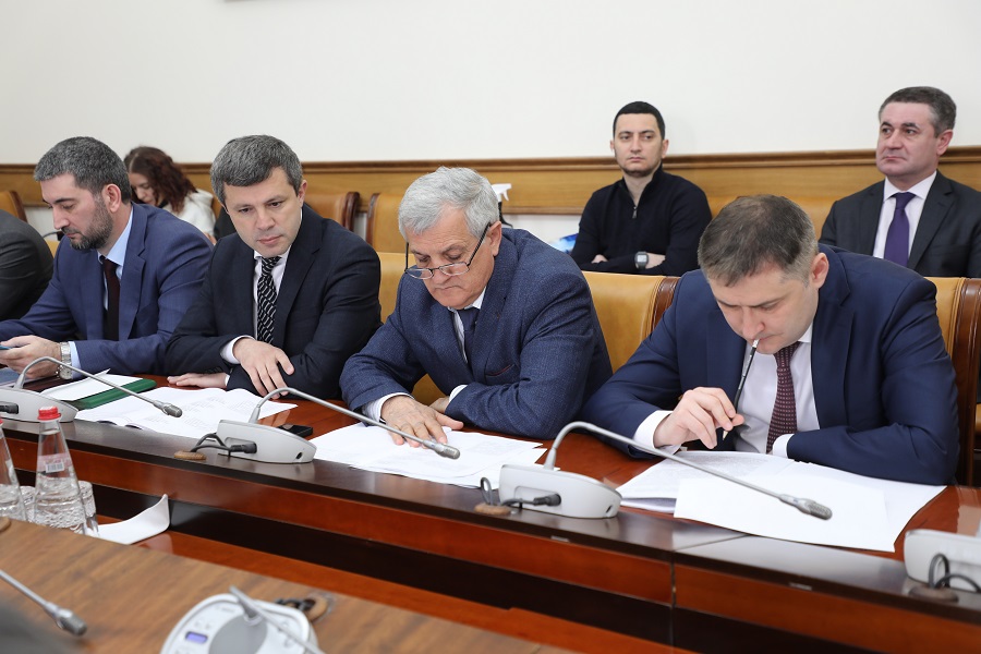 Абдулмуслим Абдулмуслимов провел заседание Оперативного штаба по обеспечению устойчивости развития экономики республики