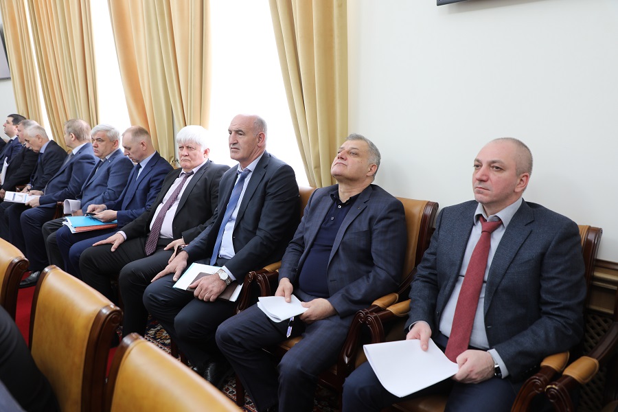 Абдулмуслим Абдулмуслимов провел заседание Оперативного штаба по обеспечению устойчивости развития экономики республики