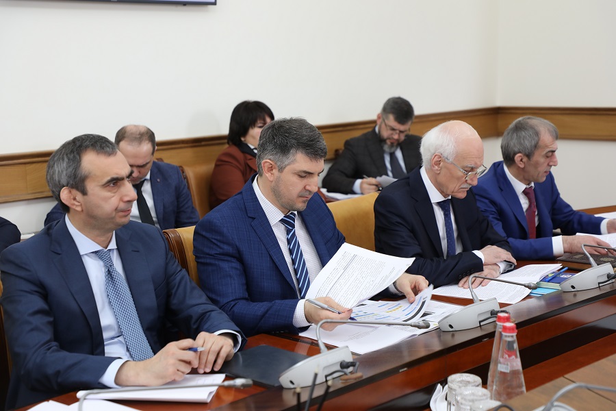Абдулмуслим Абдулмуслимов провел заседание Оперативного штаба по обеспечению устойчивости развития экономики республики