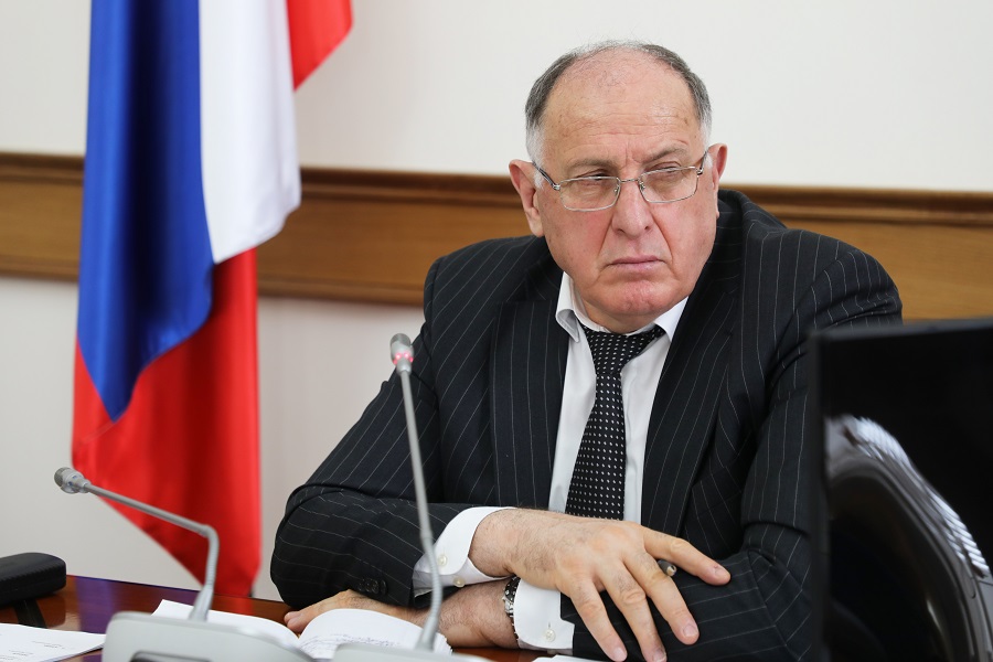 Абдулмуслим Абдулмуслимов провел заседание Оперативного штаба по обеспечению устойчивости развития экономики республики