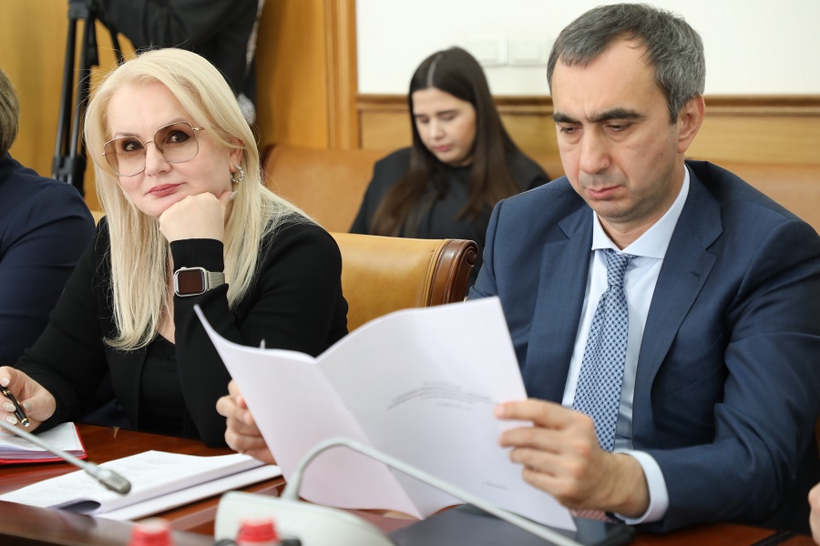Абдулмуслим Абдулмуслимов провел заседание Оперативного штаба по обеспечению устойчивости развития экономики республики