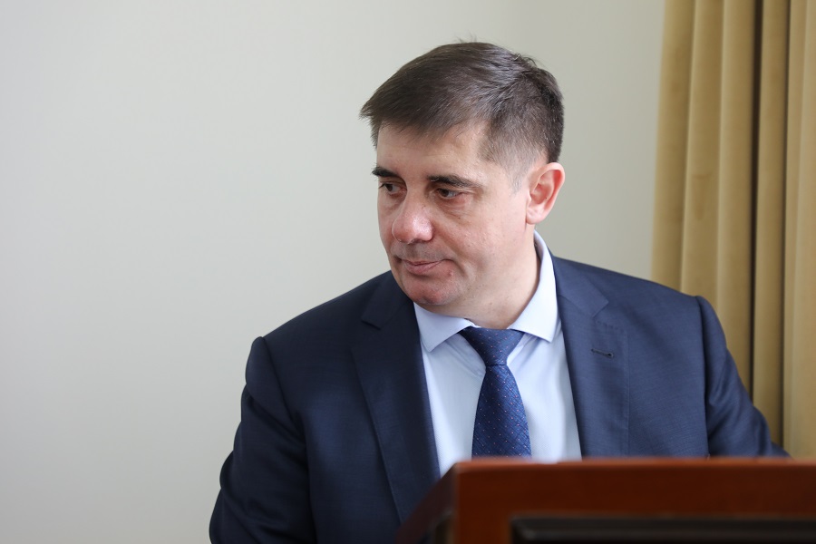 Абдулмуслим Абдулмуслимов провел заседание Оперативного штаба по обеспечению устойчивости развития экономики республики