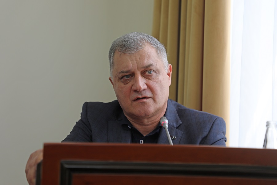 Абдулмуслим Абдулмуслимов провел заседание Оперативного штаба по обеспечению устойчивости развития экономики республики