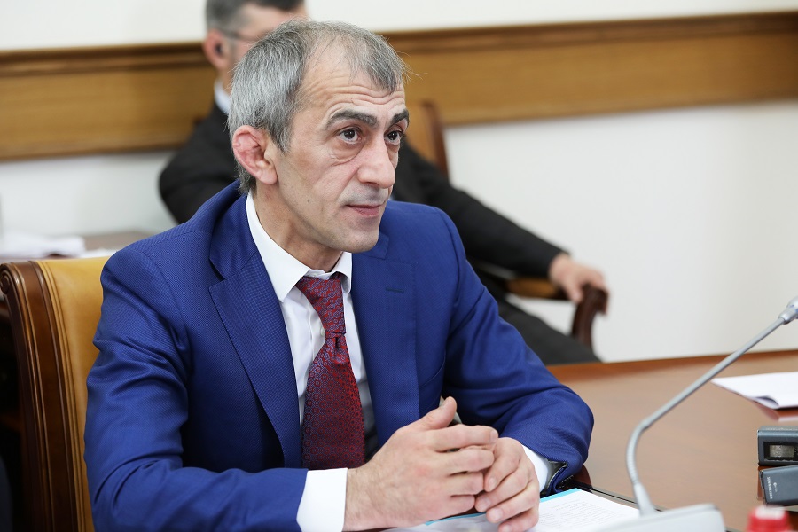 Абдулмуслим Абдулмуслимов провел заседание Оперативного штаба по обеспечению устойчивости развития экономики республики
