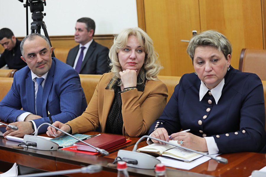 Абдулмуслим Абдулмуслимов провел заседание Оперативного штаба по обеспечению устойчивости развития экономики республики