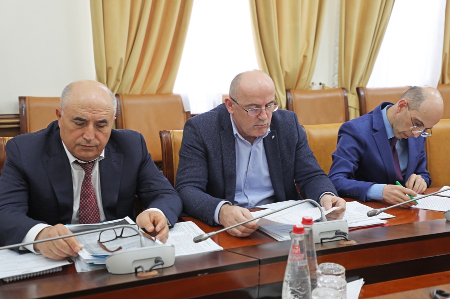 Под руководством Абдулмуслима Абдулмуслимова обсудили ход реализации поручений Главы РД по развитию сельского хозяйства