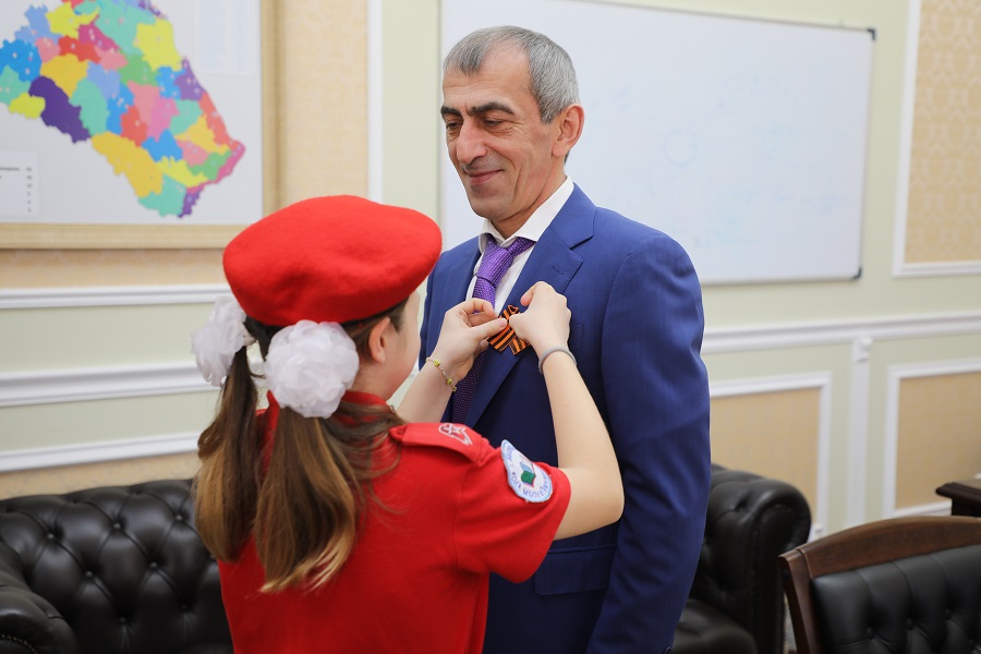 Абдулмуслим Абдулмуслимов и вице-премьеры поддержали акцию «Георгиевская ленточка»