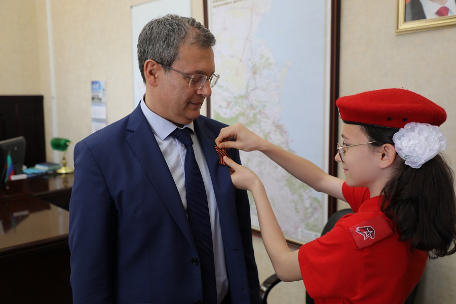 Абдулмуслим Абдулмуслимов и вице-премьеры поддержали акцию «Георгиевская ленточка»
