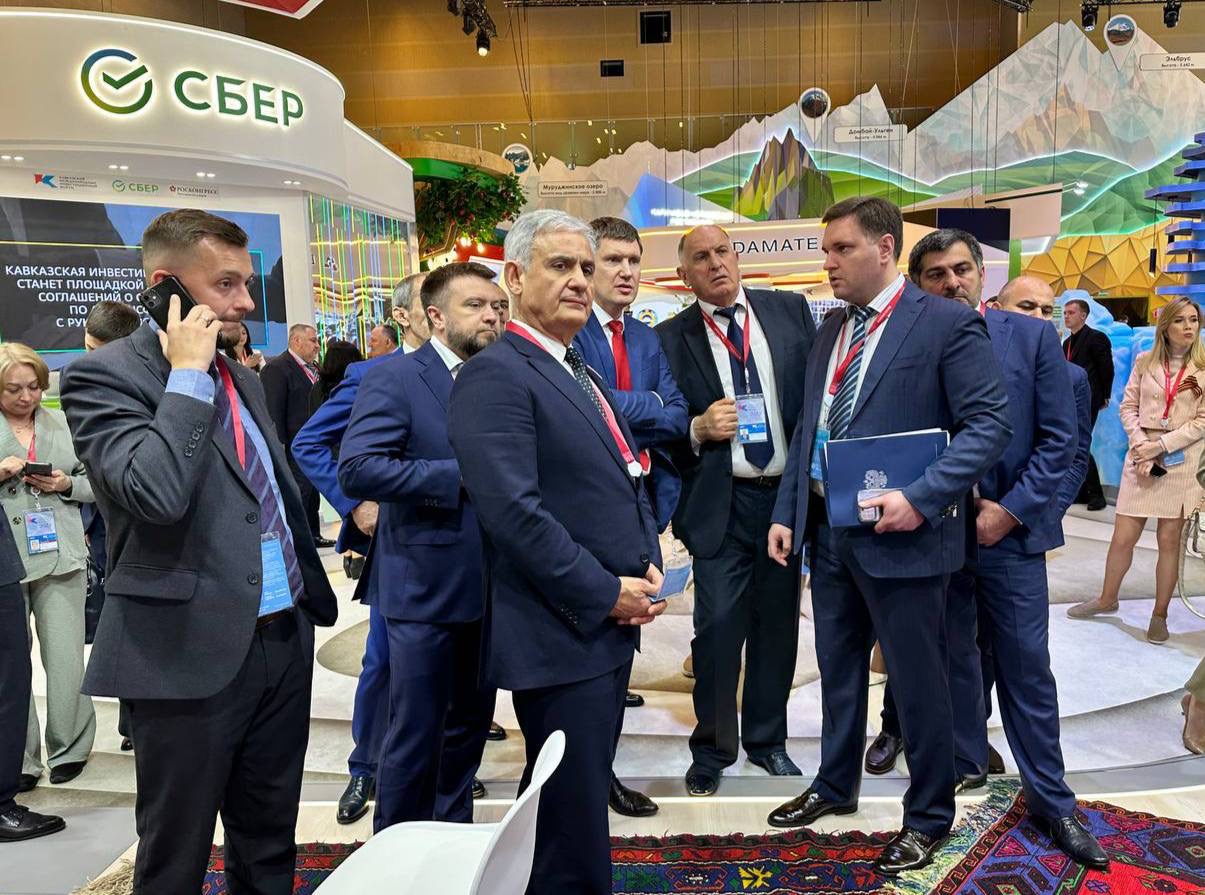 Министр экономического развития РФ Максим Решетников посетил стенд Дагестана на КИВ