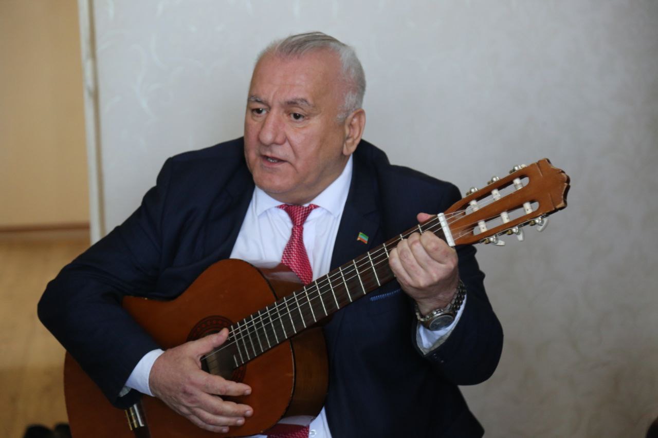Муслим Телякавов поздравил ветерана ВОВ Валентину Оверину с наступающим праздником Победы
