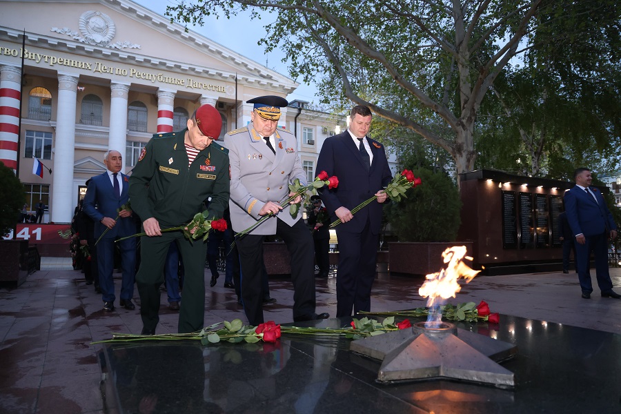 Церемония зажжения Вечного огня на мемориале памяти погибших сотрудников МВД прошла в Махачкале