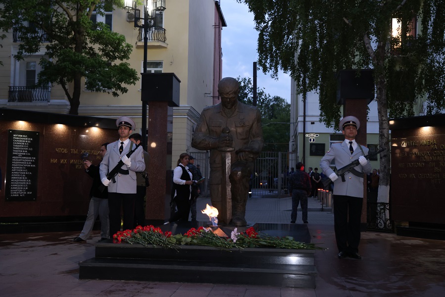 Церемония зажжения Вечного огня на мемориале памяти погибших сотрудников МВД прошла в Махачкале