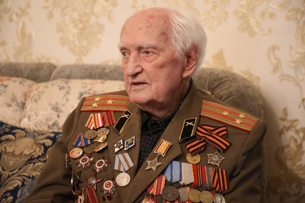 Абдулмуслим Абдулмуслимов поздравил ветерана Великой Отечественной войны Виктора Хрисанова с Днём Победы