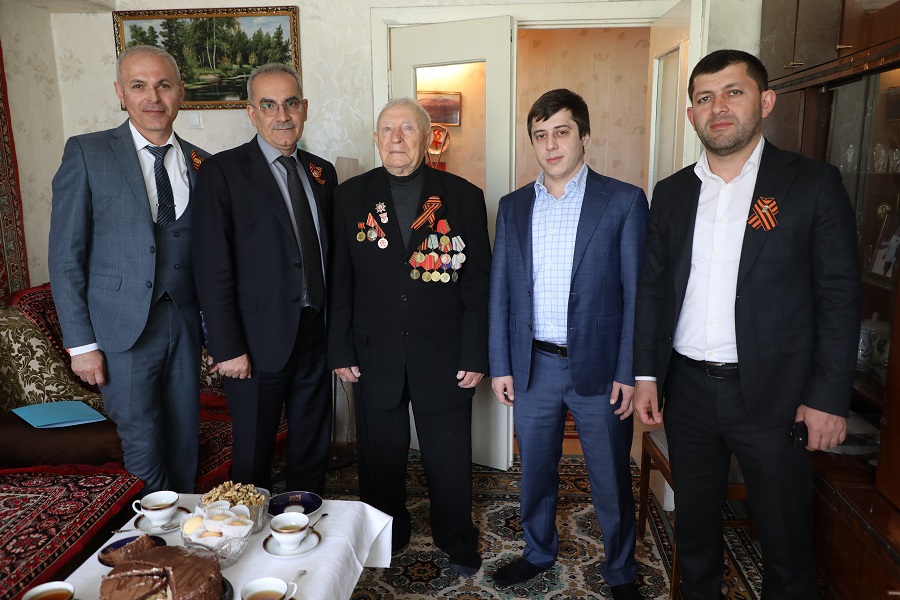 Нариман Абдулмуталибов поздравил ветерана ВОВ Юрия Петрухина с Днем Победы