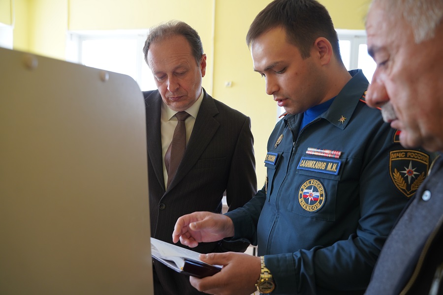 Муслим Телякавов проинспектировал ход строительства и ремонта социальных объектов в Кизилюрте