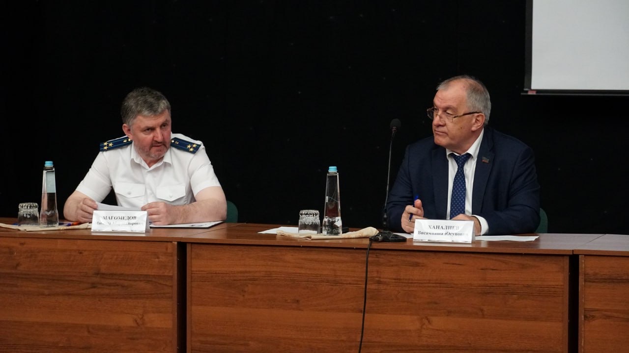 Абдурахман Махмудов обсудил с главврачами медучреждений республики актуальные вопросы сферы здравоохранения