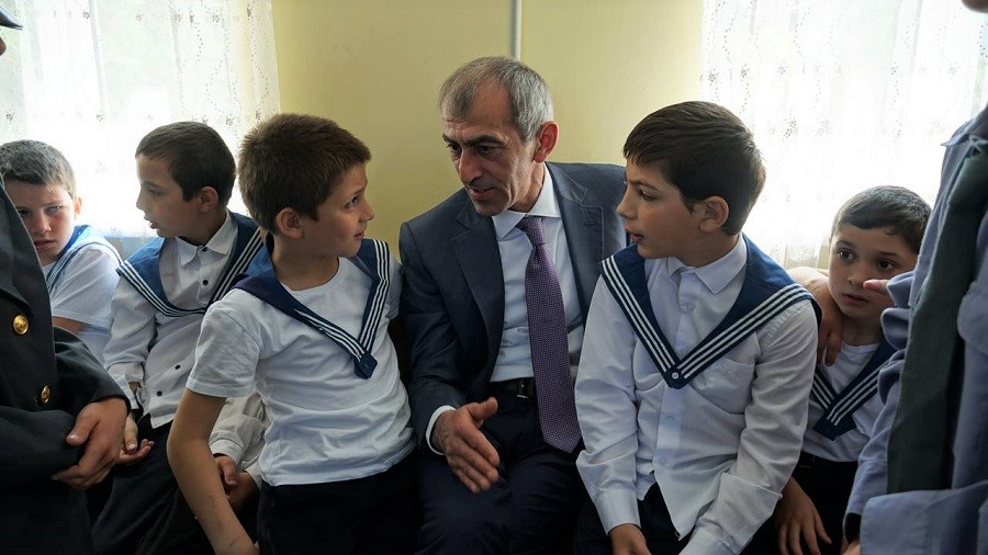 Руслан Алиев поздравил воспитанников социально-реабилитационного центра с Днём защиты детей
