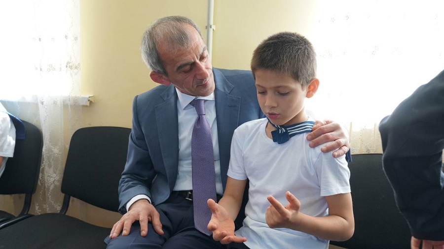 Руслан Алиев поздравил воспитанников социально-реабилитационного центра с Днём защиты детей